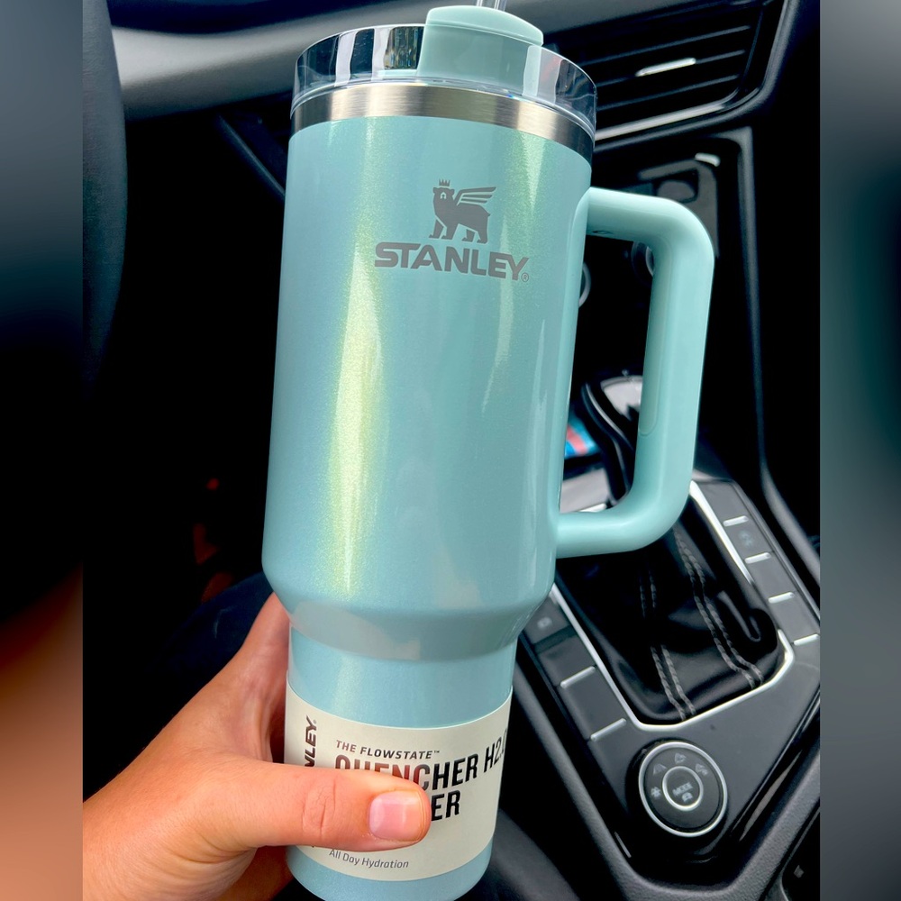 EXCLUSIVE Stanley 40 oz Stainless Steel H2.0 Flowstate Quencher Blueberry Milk